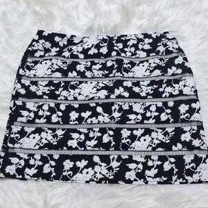 White house black market size 10 black/white skirt